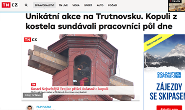 Unikátní akce na Trutnovsku. Kopuli z kostela sundávali pracovníci půl dne